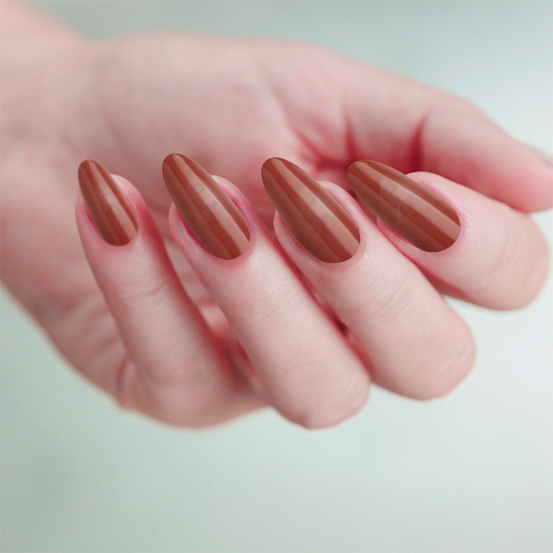 IVY BEAUTY by KISS gold finger solid color press on nails glossy almond brown gold manicure on hand